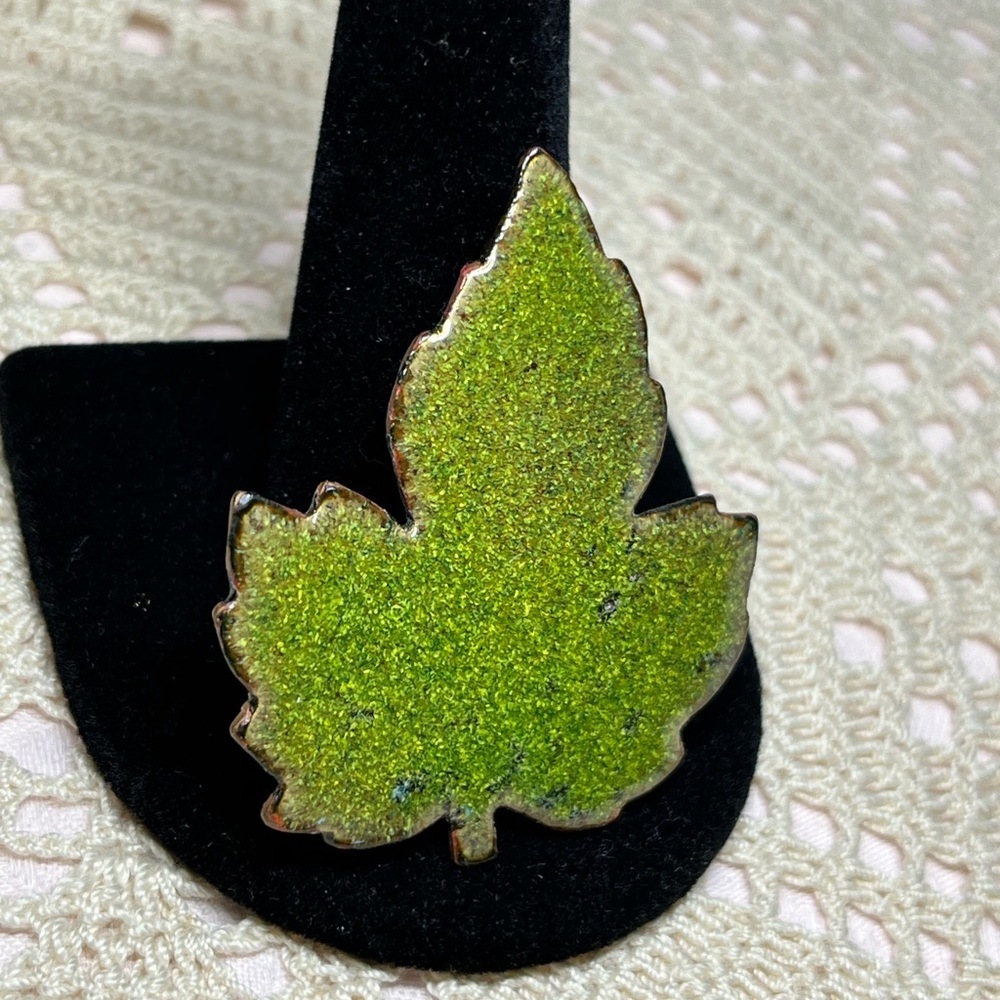 🇺🇸 Vintage Enamel on Copper Maple Leaf Brooch – Mid-Century Modern Green Pin